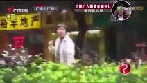 كاميرا خفية صينية ،، واستغراب من ردة فعل شابين مسلمين مع الموقف [فيديو رائع] [فيديو رائع]