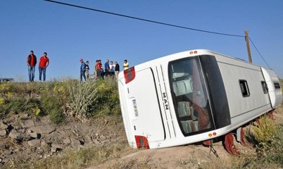 Yolcu otobüsü tarlaya devrildi: 20 yaralı