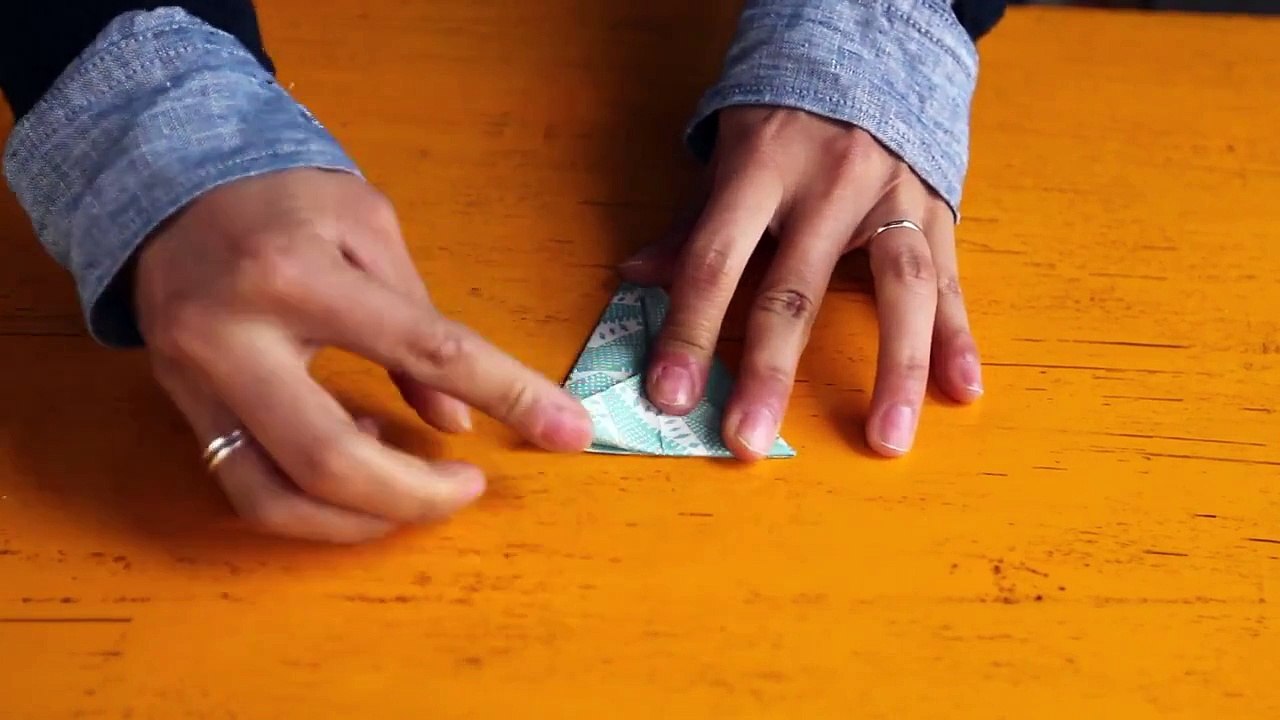 How to Decorate a Gift with Origami: The Paper Crane