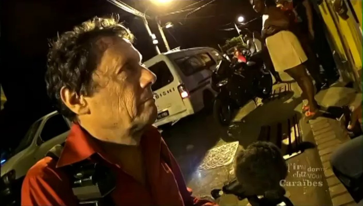 Antoine de Maximy de J'irai dormir chez vous, se retrouve au milieu d'une fusillade (Caraïbes)