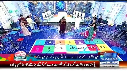 پاکستان کے مشہور قوالی و نعت خوان لائیو شو میں نیلم منیر کیساتھ لنگی ڈانس اور ٹھرک پن کرتے ہوئے