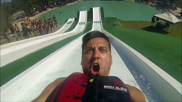 Réaction d'un gars sur un toboggan géant