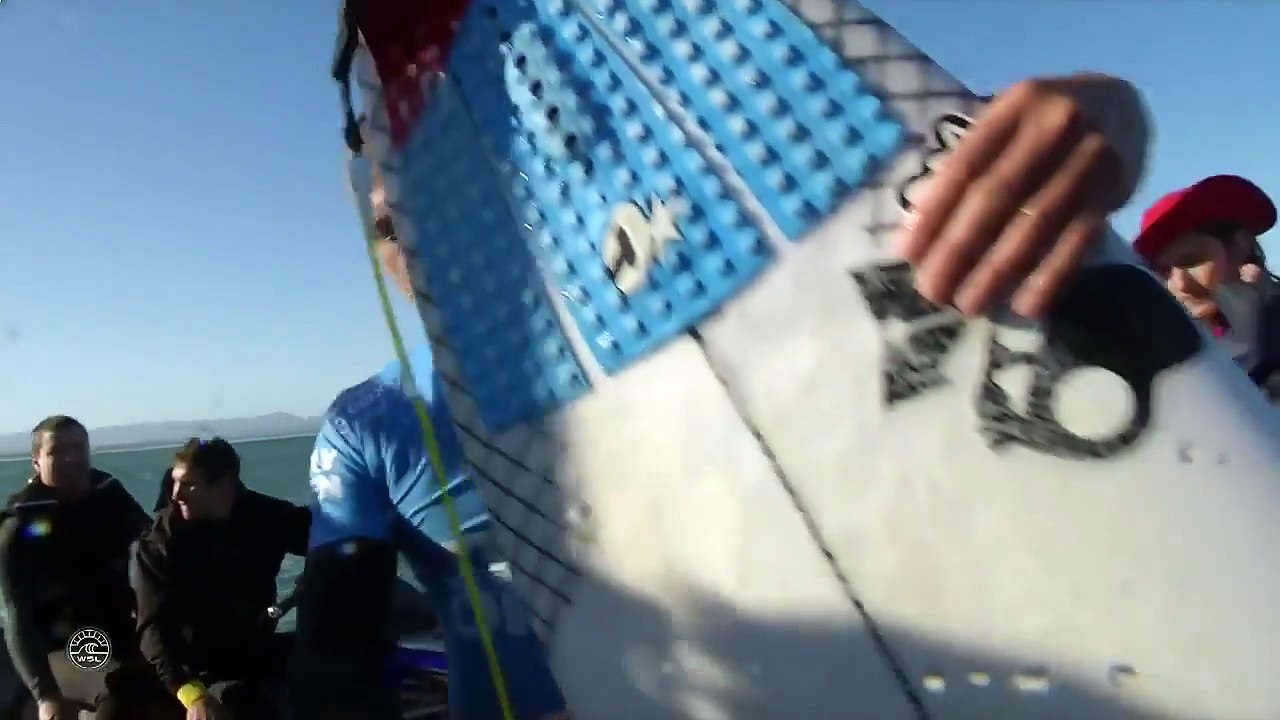 Un surfeur pro se fait attaquer par un requin en pleine compétition - Mike Fanning 2015 Afrique du sud
