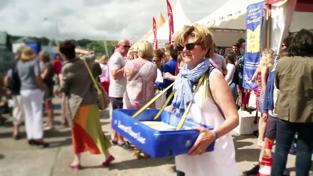 Lire en Short sur le front de mer de Fécamp