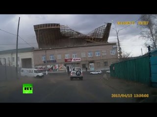 Dashcam RAW: Siberian gale flips roof off 2-storey building in Chita