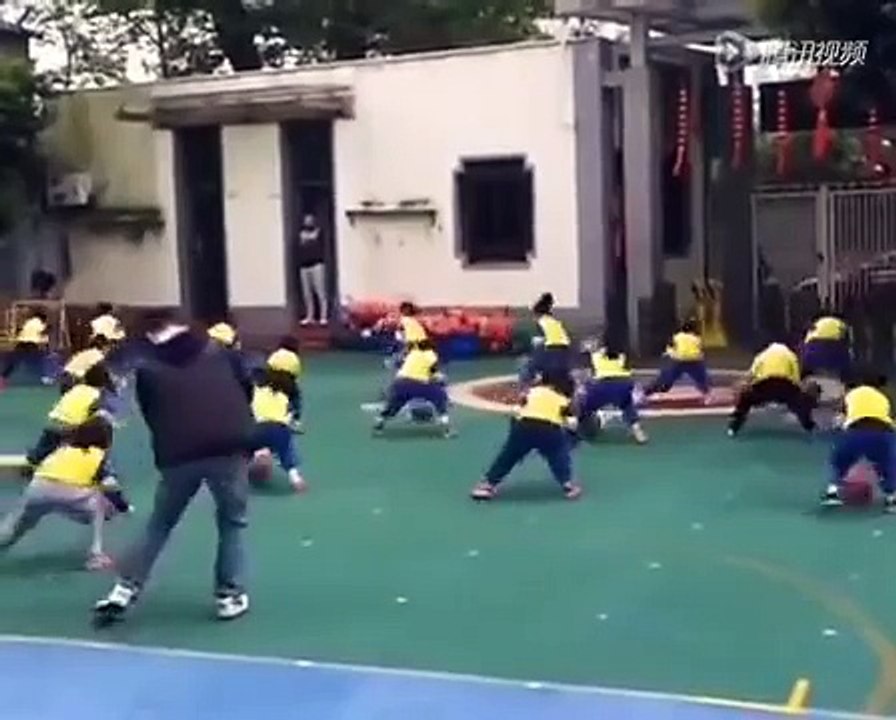 Des enfants chinois apprennent le Basket-ball en musique - Futures superstars NBA