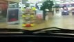 Des russes roulent en voiture dans un supermarché... Tarés