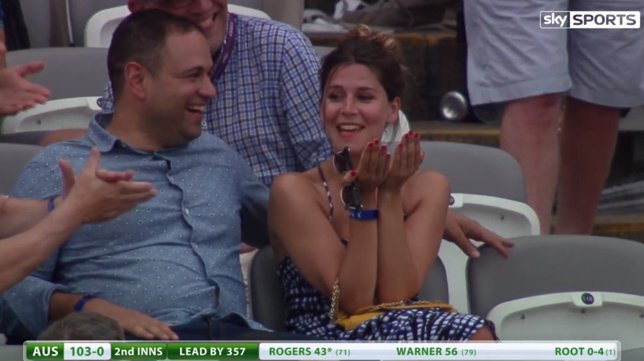 Cette jeune femme chute devant des milliers de spectateurs mais reste classe