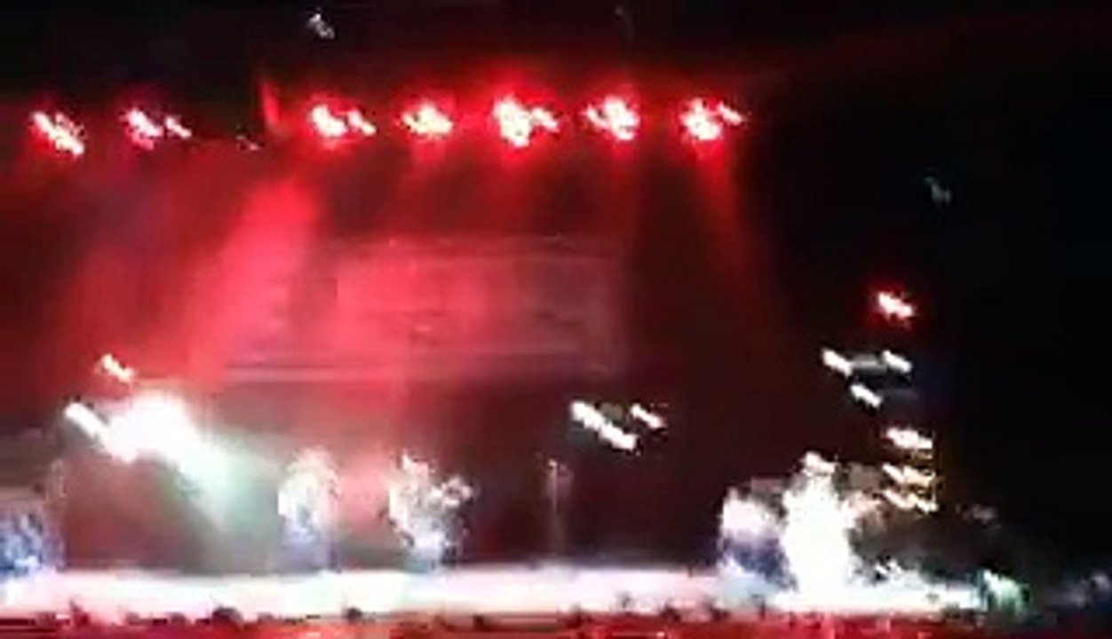 Un chanteur humilie un homme qui malmène une femme pendant son concert