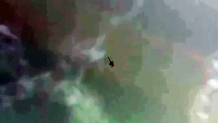 Deux avions de chasse les surprennent à la plage, faisant tout volé sur leur passage