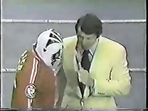 Vince McMahon interviews Mil Mascaras WWF Superstars promo - Rare!