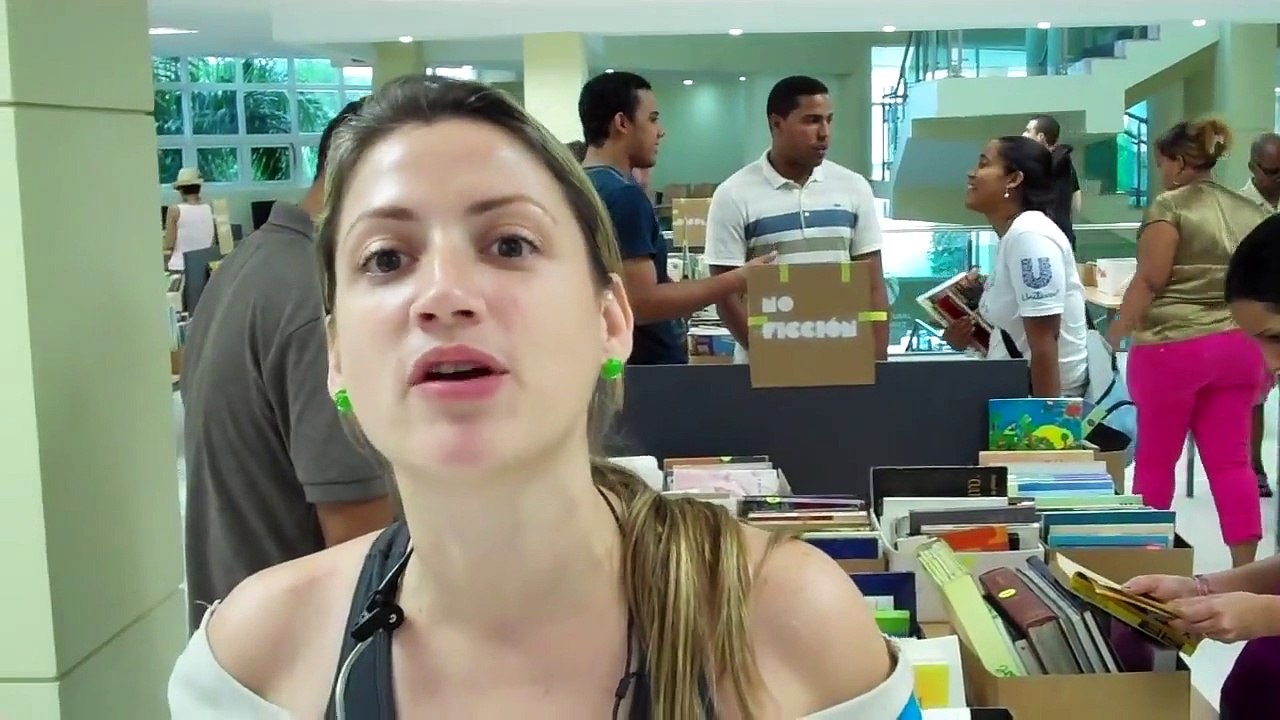 2da. Feria del Libro Usado y Cultura //  Entrevista Giselle Fiallo - Domingo 17 Octubre 2011 (2)