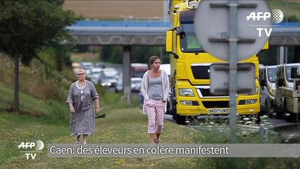 Caen: des éleveurs en colère bloquent les accès au périphérique