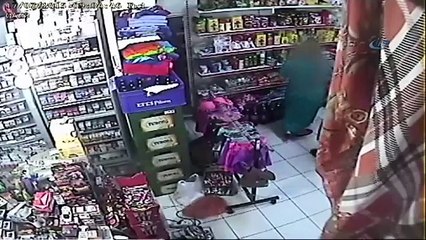 Tacizciyi dövüp polise teslim ettiler