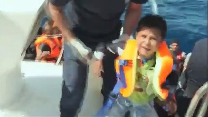 David Morrissey sauve des réfugiés qui arrivent en Grèce