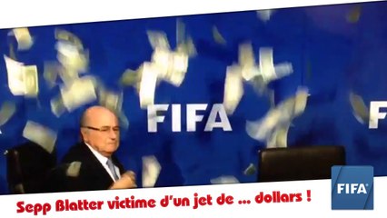 Un homme jette des dollars sur Sepp Blatter !