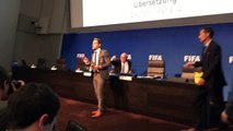 Lee Nelson lance des billets à Sepp Blatter