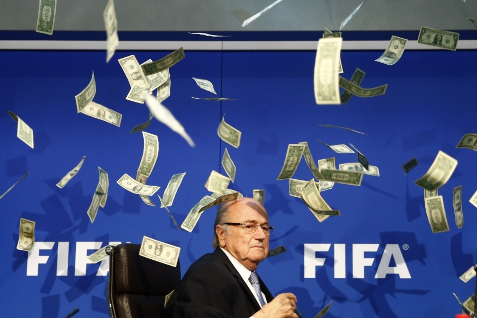 Conference de presse FIFA: il jette des billets à la tête de Blatter -  Vidéo Dailymotion