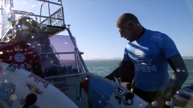 Mick Fanning attaqué par un requin en pleine finale du J-Bay