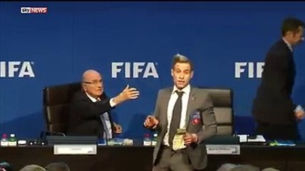 Κωμικός πετά λεφτά στον Μπλάτερ