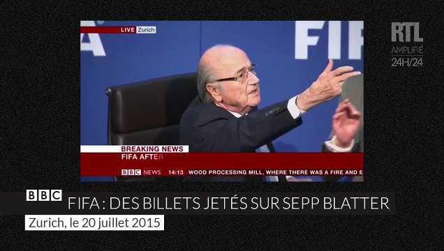 Sepp Blatter arrosé de faux billets de banque