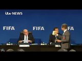 Sepp Blatter, le président de la Fifa, se fait arroser de billets par Lee Nelson