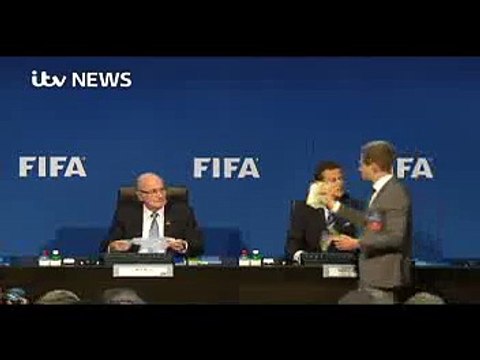 Sepp Blatter, le président de la Fifa, se fait arroser de billets par Lee Nelson