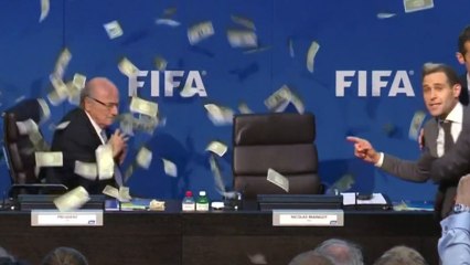 Une pluie de dollars pour Sepp Blatter en pleine conférence FIFA