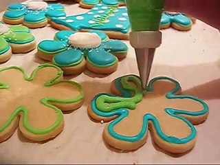 How to make easy flower cookies with Royal Icing