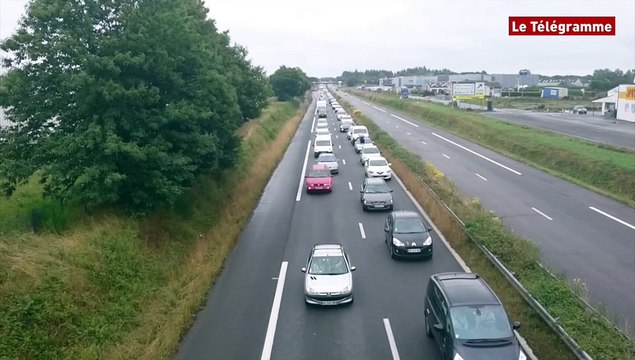 RN165. Opération escargot d'agriculteurs à Riec