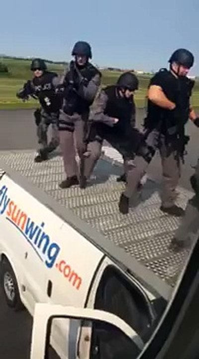 Police storm Sunwing Flight 772 from Toronto to Panama after bomb threat