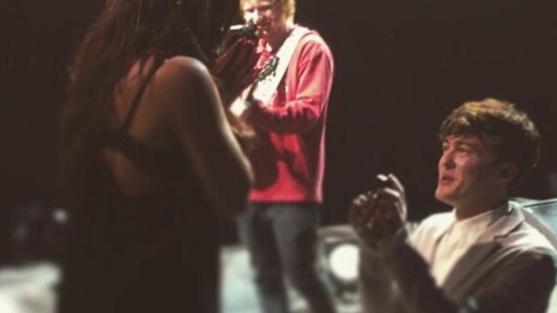 Ed Sheeran helps fellow musician propose to girlfriend on stage
