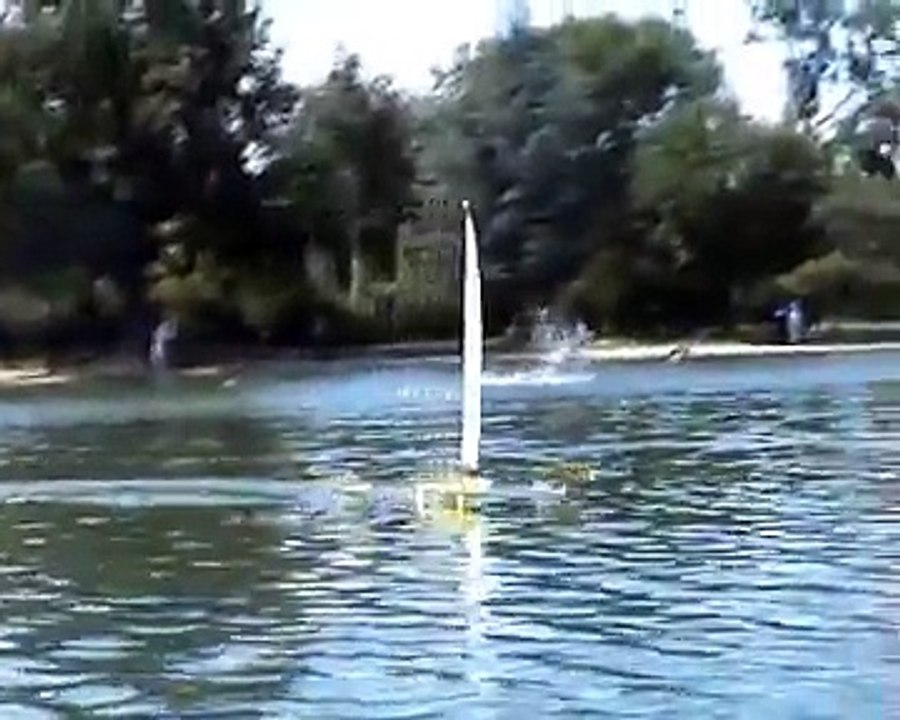 Voilier RC sur Foiler