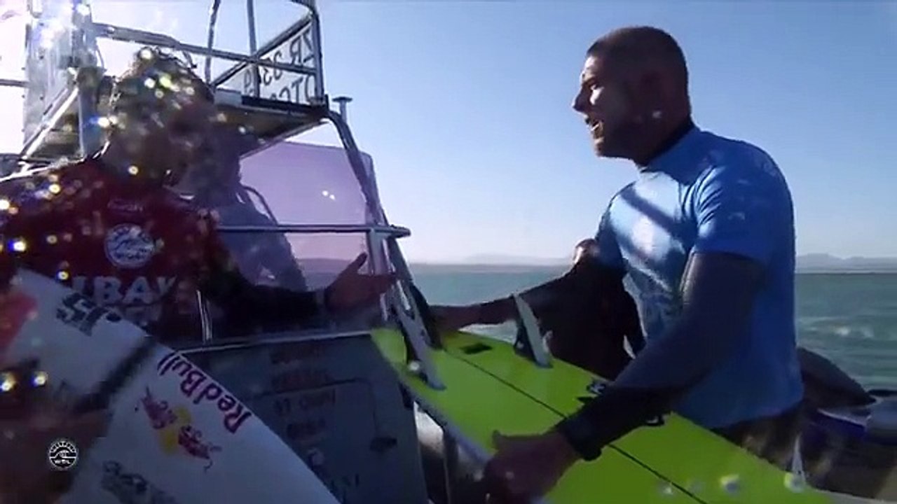Quand un Requin Attaque un Surfeur en Pleine Compétition