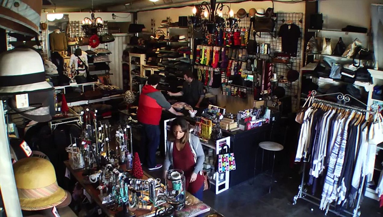 Store Prank  People Flip Out When Cashier Steals Credit Card - Copie