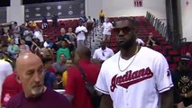 Desde las gradas LeBron James anota increíble triple