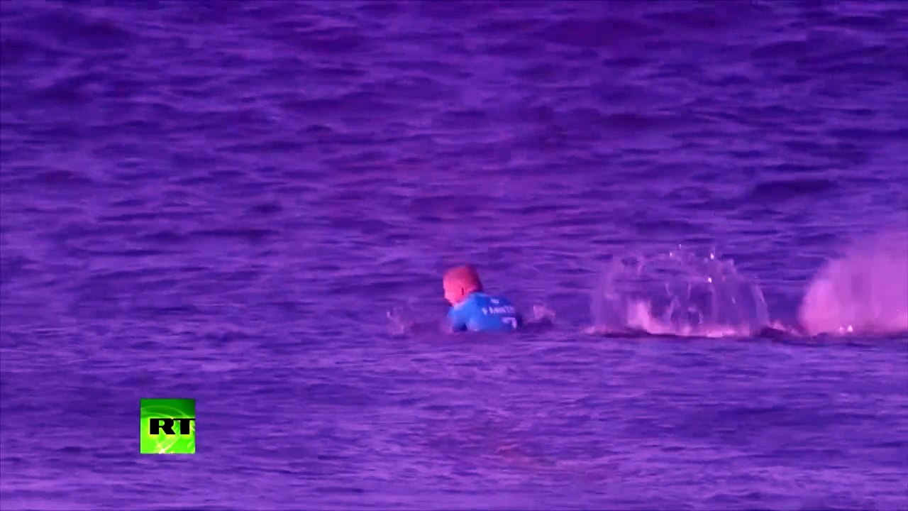 Peur bleue : un requin attaque un surfeur lors d’une compétition internationale