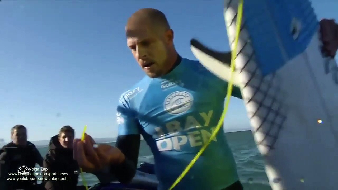 Un surfeur pro se fait attaquer par un requin en pleine compétition - Mike Fanning 2015 Afrique du sud