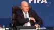 Fifa: un perturbateur lance des billets de banque sur Blatter