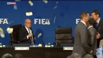 Une pluie de dollars pour Sepp Blatter