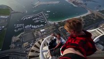 Un jeune fait un Backflip sur la Princess Tower (414 mètres)