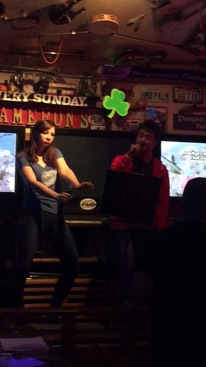 Daniel Radcliffe chante du Eminem dans un karaoke - Harry potter VS Slim Shady
