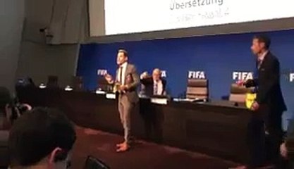 Vea cómo le lanzaron billetes falsos a Blatter durante conferencia