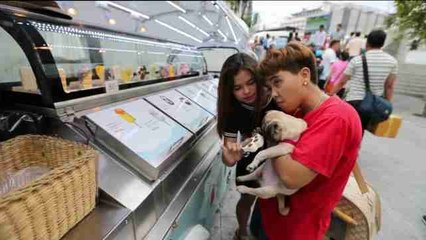 Los helados en Tailandia viajan en tuk tuk
