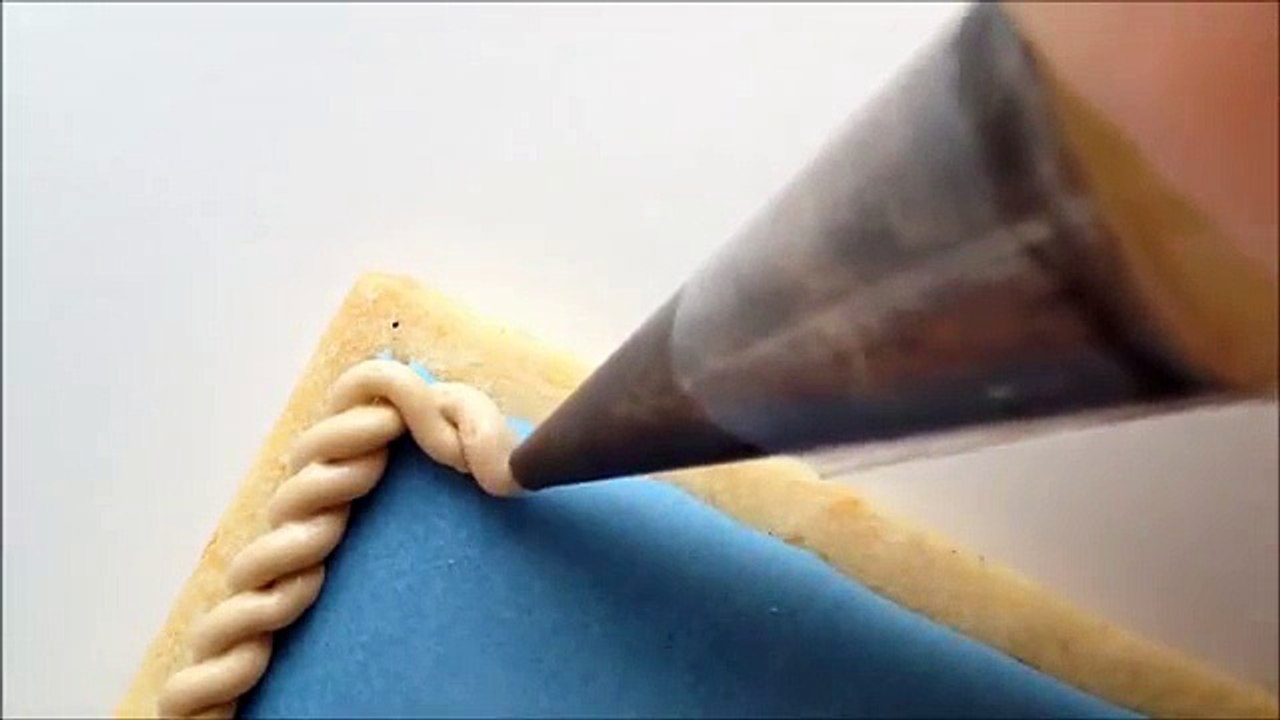 How To Make A Gold Rope Border On A Sugar Cookie Using Royal Icing