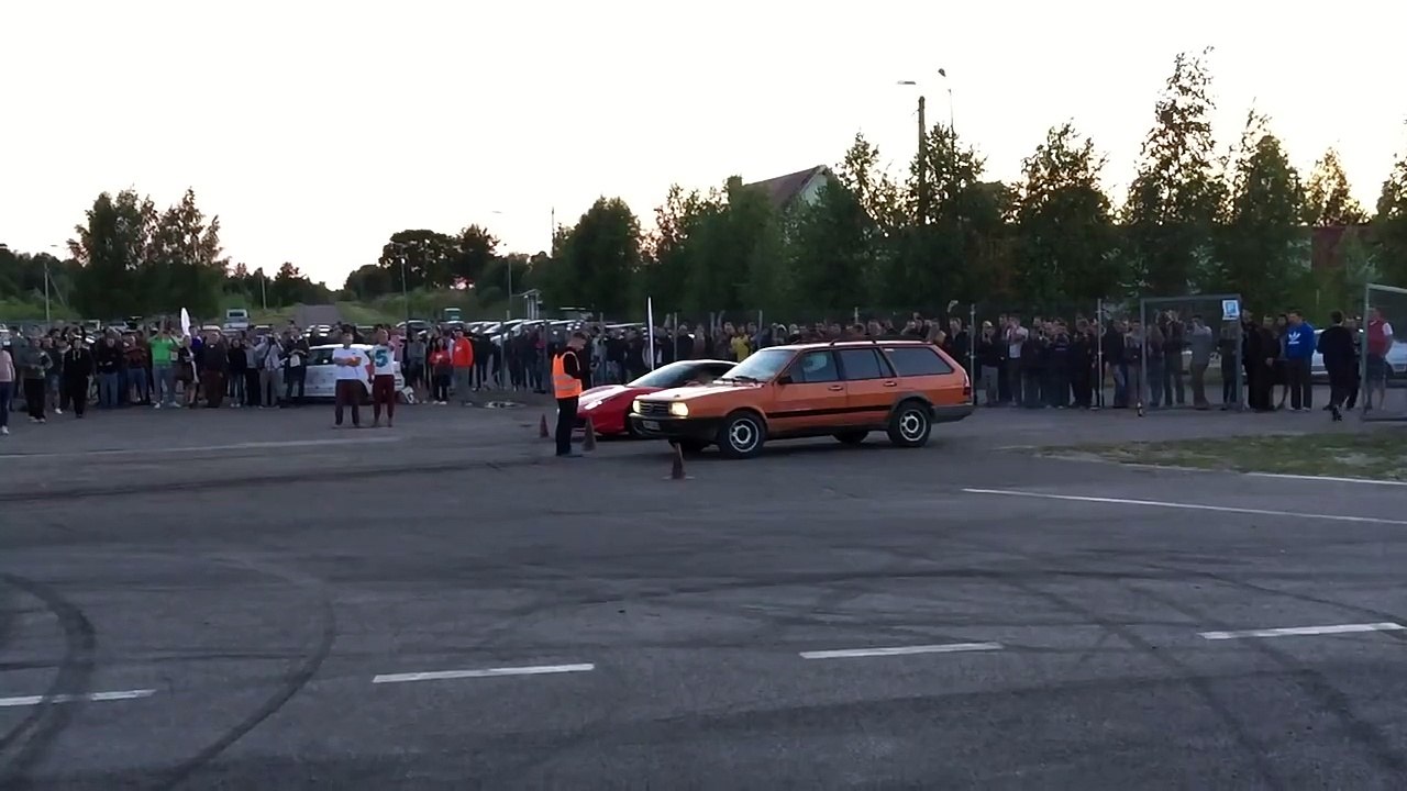 Un duel épic entre une Ferrari 458 Italia et une vieille Passat toute pourrie