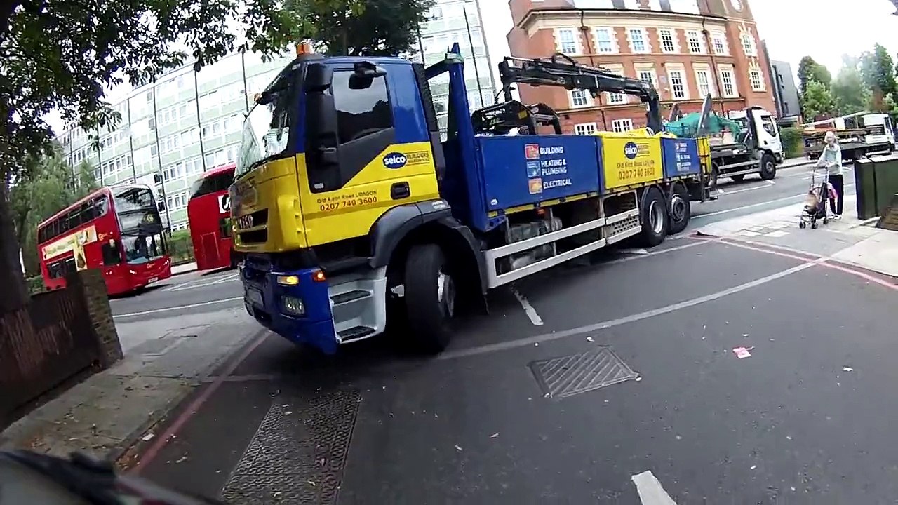 Un conducteur de camion écrase une Ducati Monster
