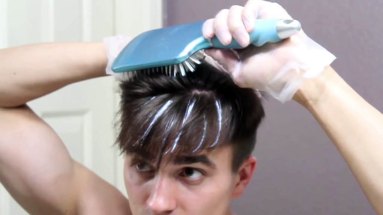 How to Highlight Men's Hair at Home