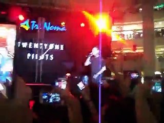 Twenty One Pilots-Guns For Hands (live)