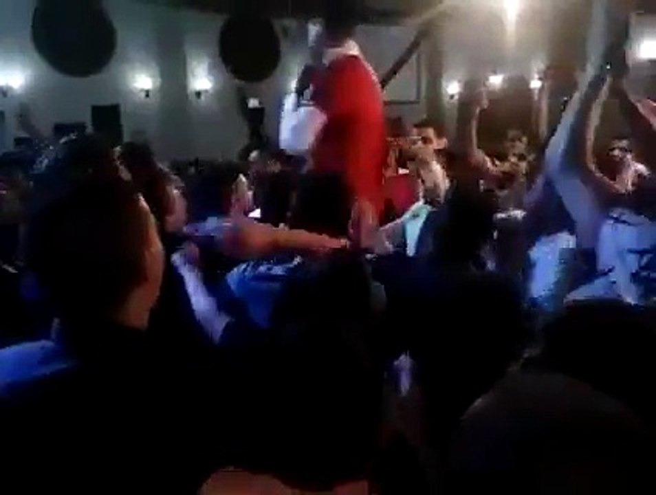 محمد حمدي يرتدي قميص الأهلي في حفل زفافه